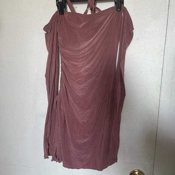PrettyLittle Thing Rose Ruched Side Halter Tie in the size 2 - Picture 4 of 5